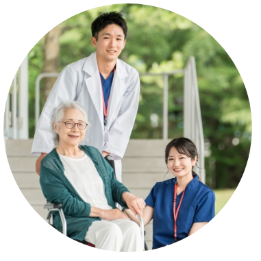 車椅子のおばあさんと医師